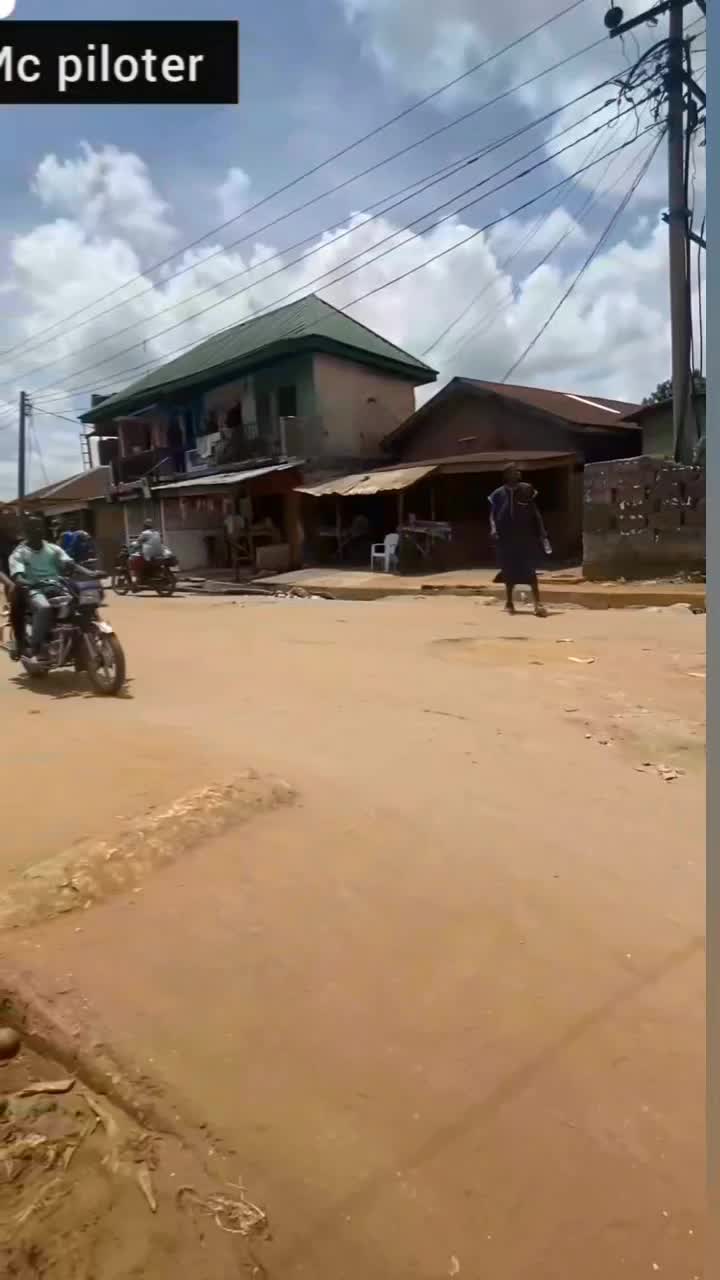 kabarnya yang nyetir motor masih nyariin penumpangnya