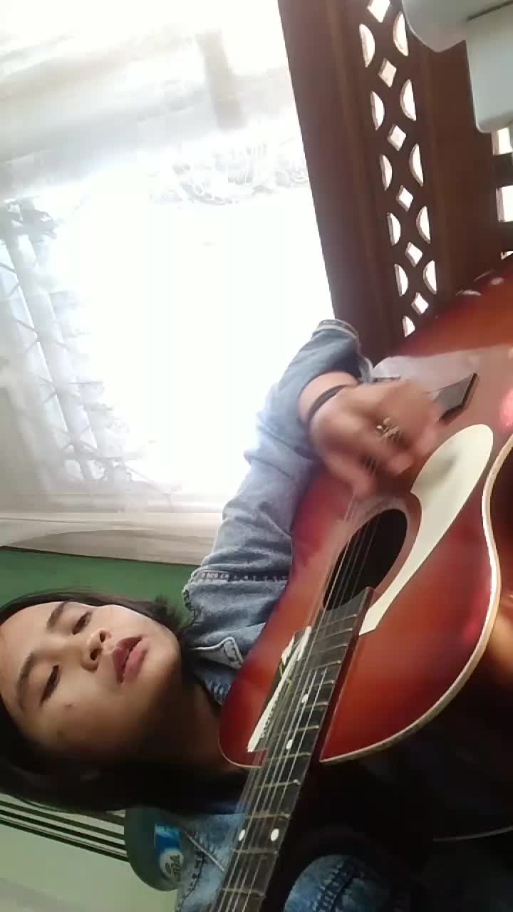 mira tiana 32 tahun garut ini lagu ciptaan sendiri otodidak jadi map kalau belum bagus dari lirik dan lagunya🙏