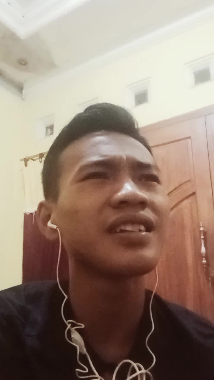 Judul "apakah itu cinta"