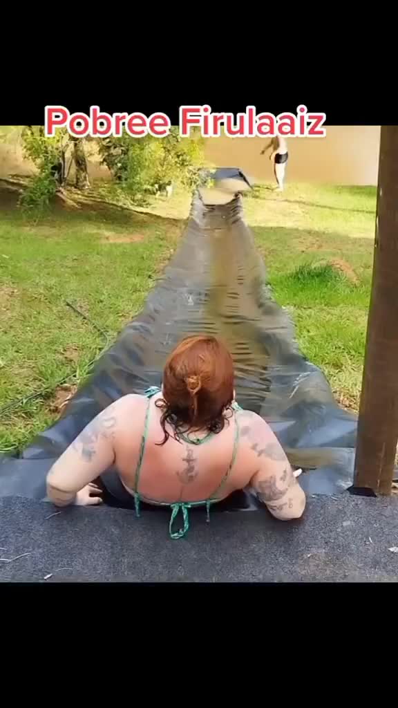 Anjing nya juga ikutan perosotan haha
