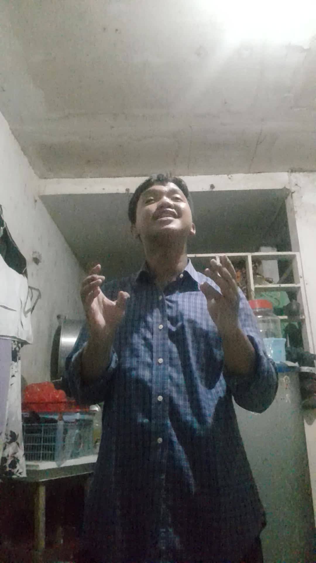 assalamualaikum warahmatullahi wabarakatuh saya mujamil dari dki Jakarta umur 19 thn membawakan rembulan bersinar lagi ciptaan mansyur s 