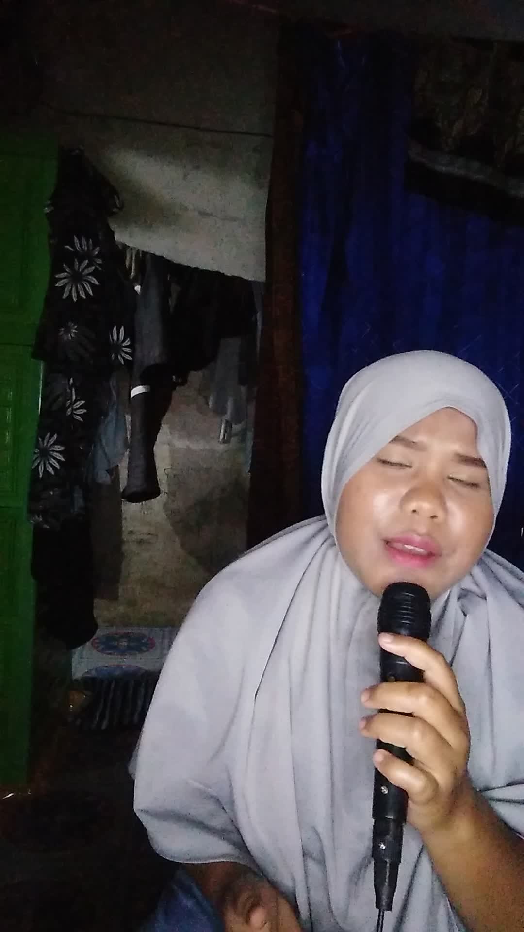 assalamualaikum... saya robiatul adawia, 28 tahun dari alahan pajang sumatera barat, hobi saya bernyanyi 