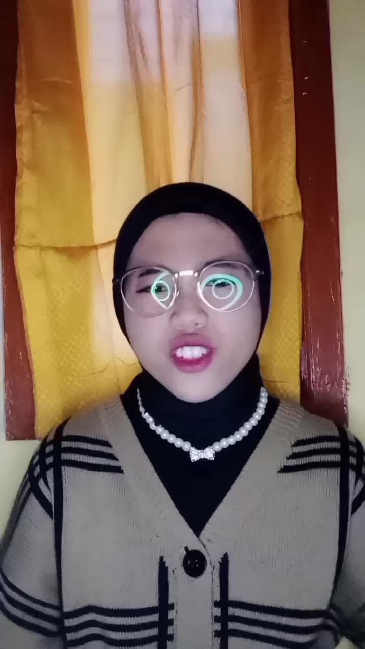 TINBS Nama : Julita Kartika Darmawan Asal Daerah : Surabaya Umur : 19 Th  Judul Lagu : i hate you - Woodz 