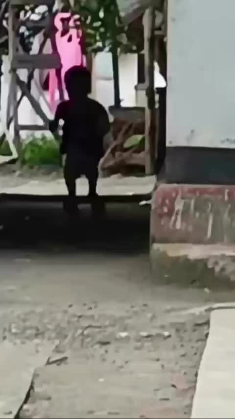 aba2nya jauh banget. lompatnya pasti tinggi