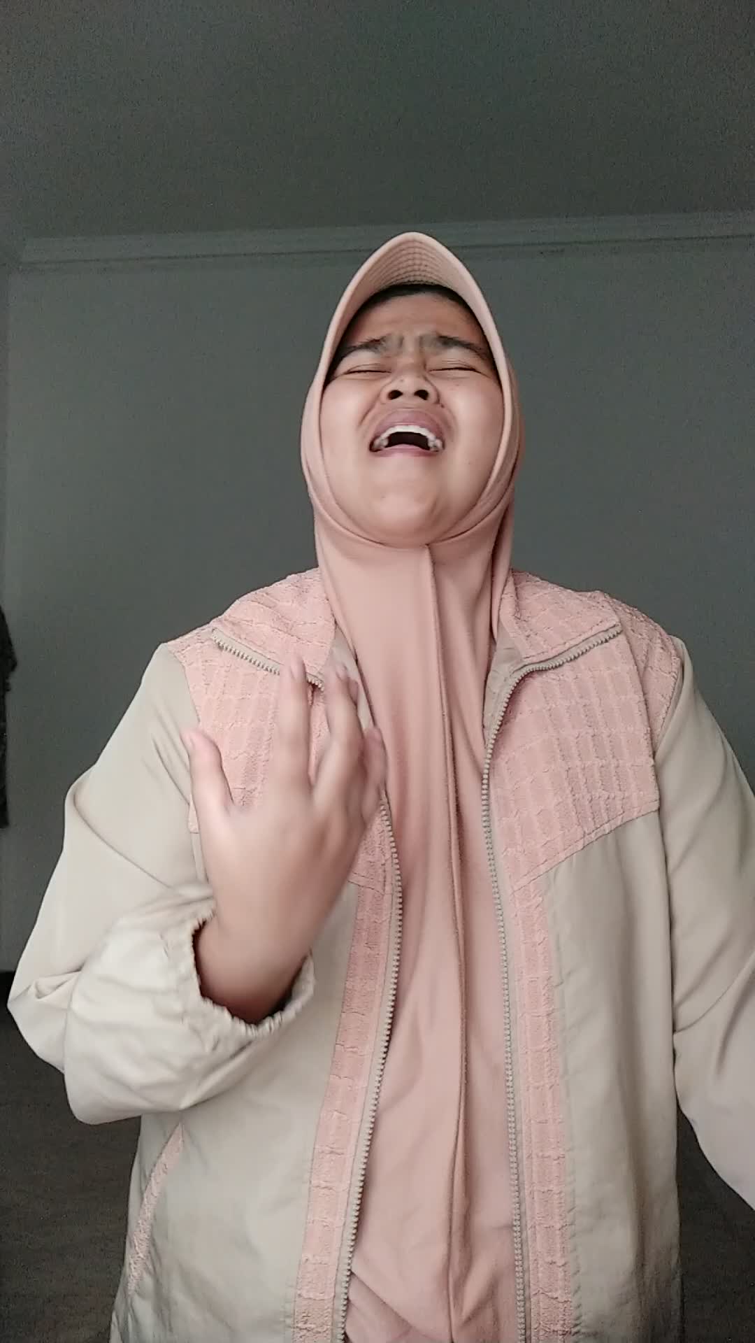 Nama: zizi, Umur: 21 tahun, Asal: Lombok Tengah Judul lagu: (lagu tabassam) 