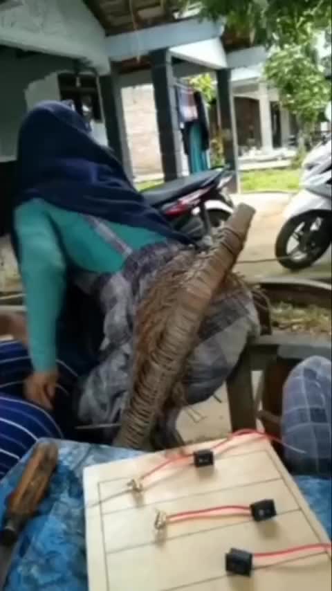 Lah Bisa Jebol Gitu Bangkunya