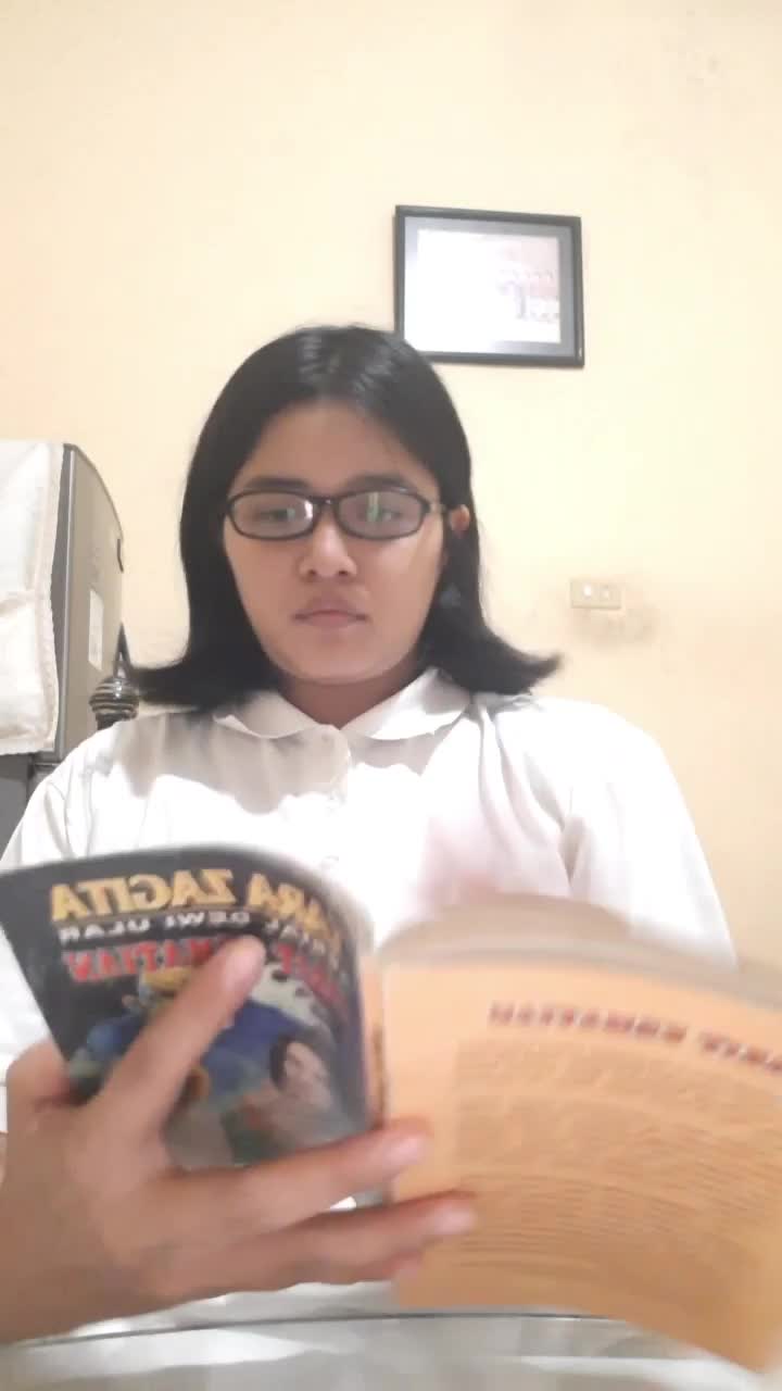 bapak marah2 mulu dah..... lagian yg di baca novel loh bukan komik 🥱