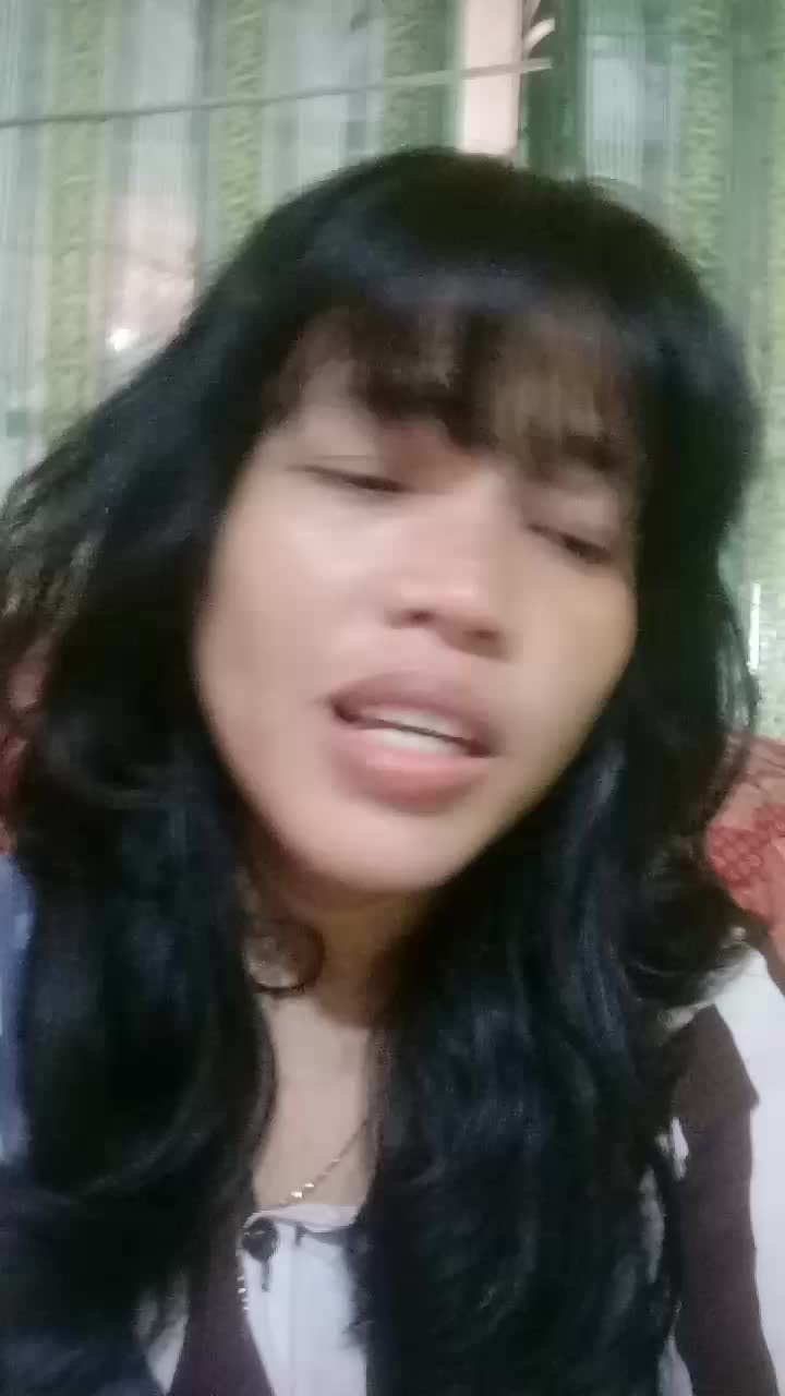 digangguin tukang galon..pas lagi nyanyi..😂
