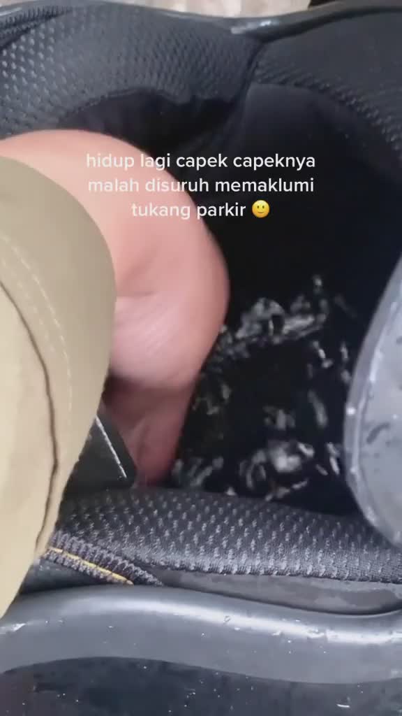 Helmnya Jadi Kobokan