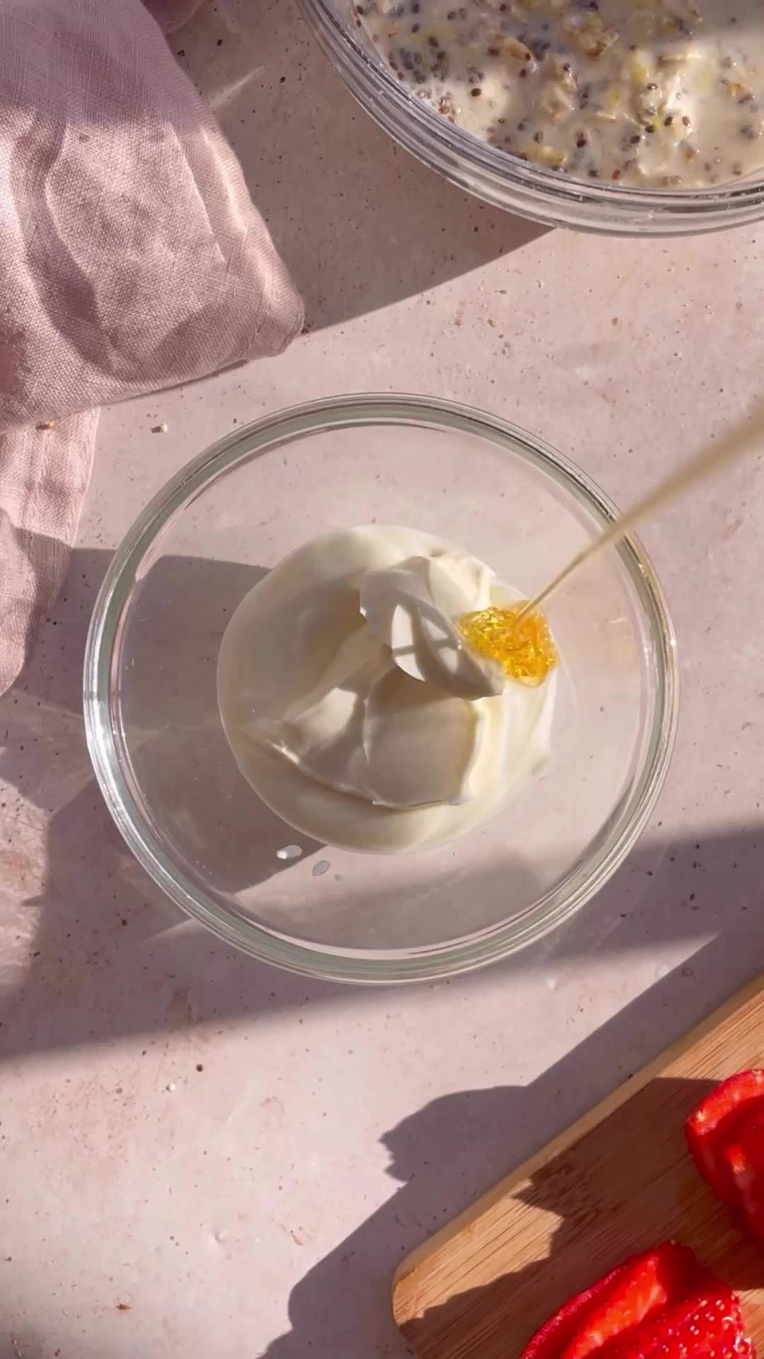 Overnight oats but make it like strawberry cheese cake😋