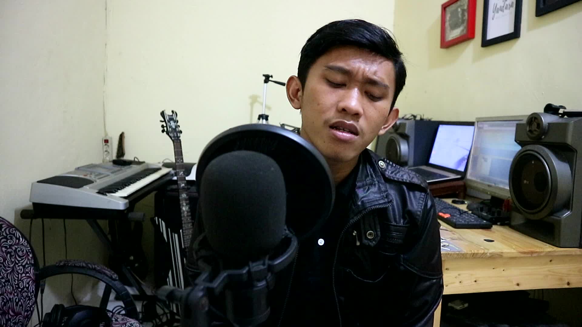 Setiap lirik di lagu ini mengandung arti yang sangat dalam bagi saya yang sedang merindukan seseorang yang begitu saya cintai, 