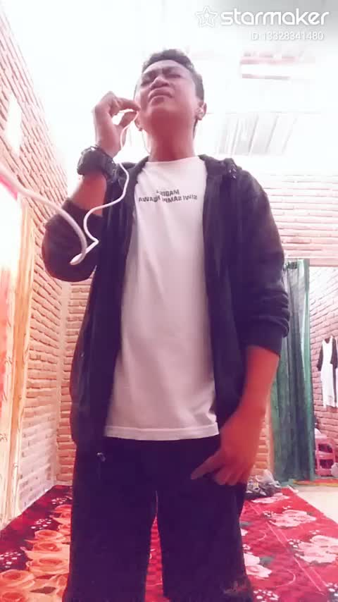 ass. Nama Saya Arif Rahmasyah. umur 27 Thn. sya akan mencoba bawakan lgu ayahnda Hmdan Att.  yg brjdul cnta psti kmbali.
