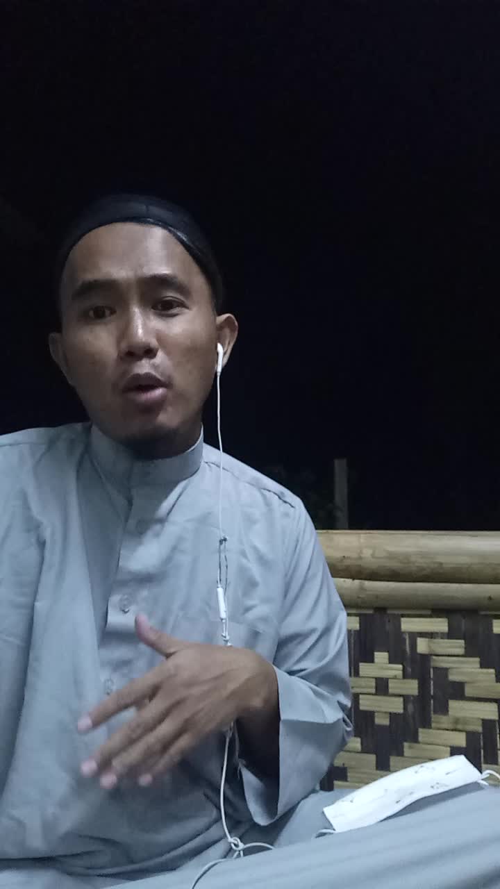 ini audisinya sehabis sholat magrib di balai warga dan aku sambil rada takut ketahuan sama warga.karna warga gk tahu klo aku bisa nyanyi