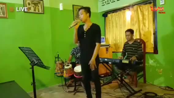 Alun Alun mojokerto.  Nama Grup : Riski Musik.  asal : mojokerto. karya sendiri. semoga berkenan 