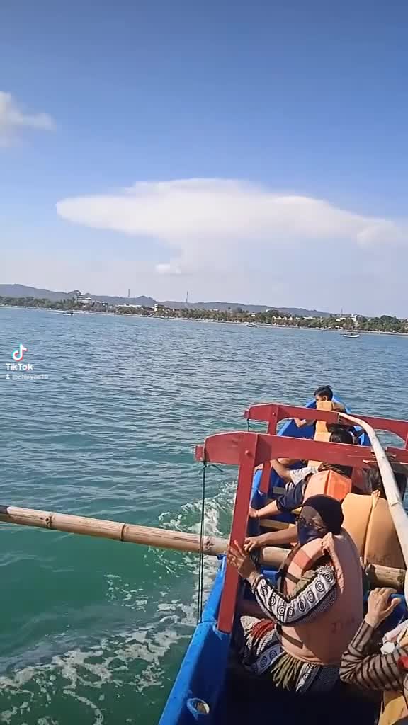 walau udah nenek2 saya belajar ngevlog seharian di pantai pangandaran.....bantu vote,share n like