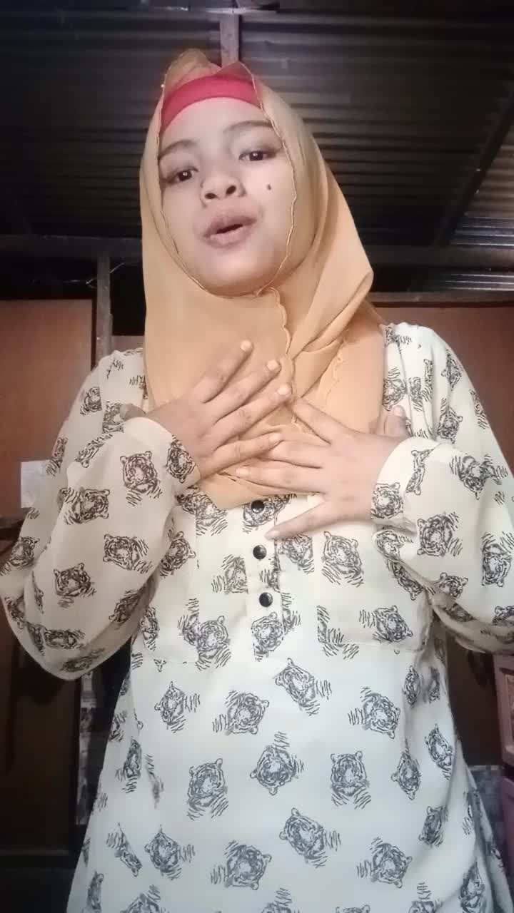 assalamualaikum warahmatullahi wabarakatu..salam kenal aku dari Riau,umur 25tahun,cover lagu  mbk Dewi persik,indah pada waktunya,