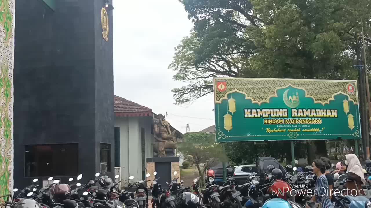 VLOG-NGABUBURIT KAMPUNG RAMADHAN- Ayo tunggu buka puasa dan nikmati aneka jajanan, makanan buat buka puasa. Bantu Vote Like Share dan Komen 