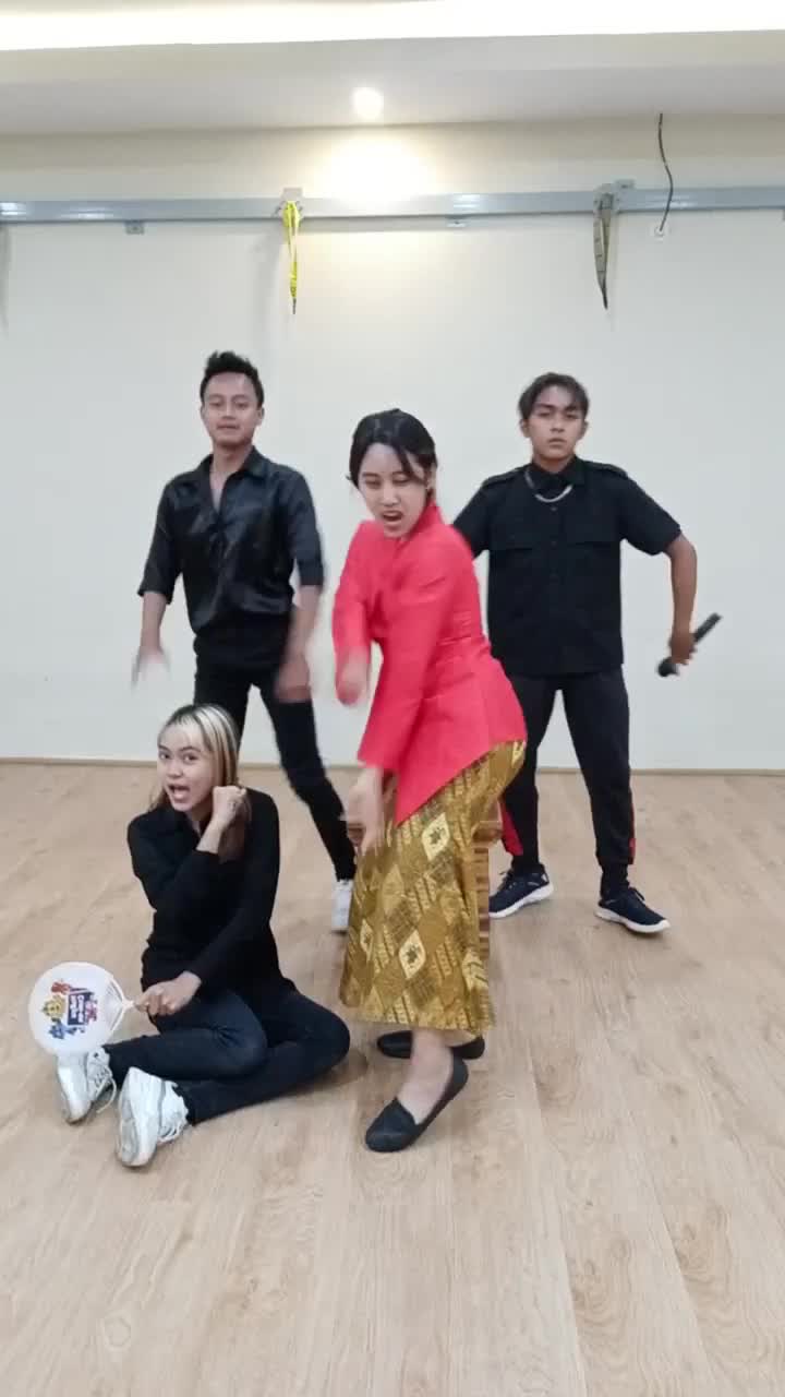 KONON KABARNYA NYI ITEUNG SEKARANG SUDAH JADI SULTAN LOHH!! 😎👸