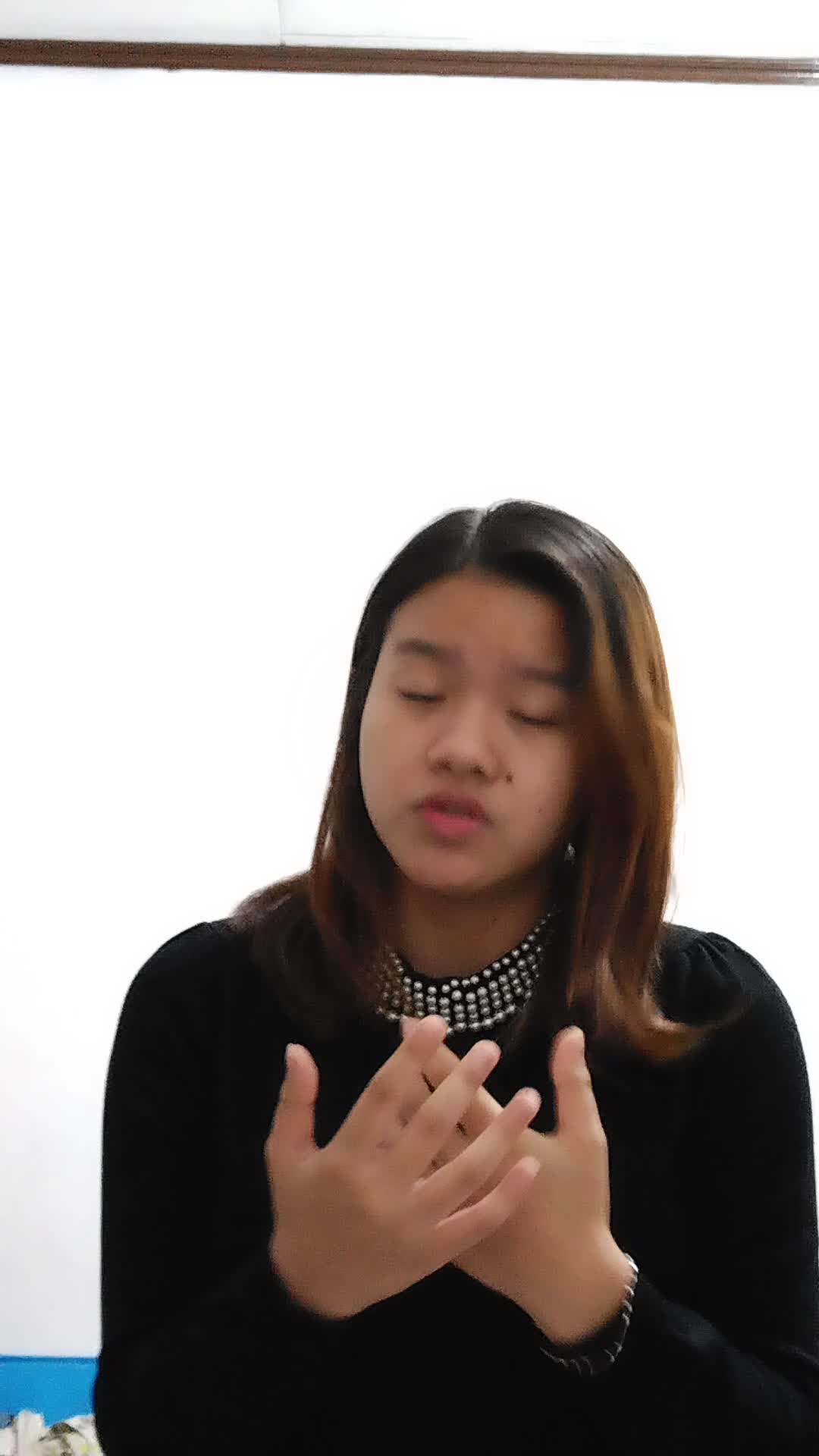 TheSingingBeeIndonesia_Rensa_Menyanyi