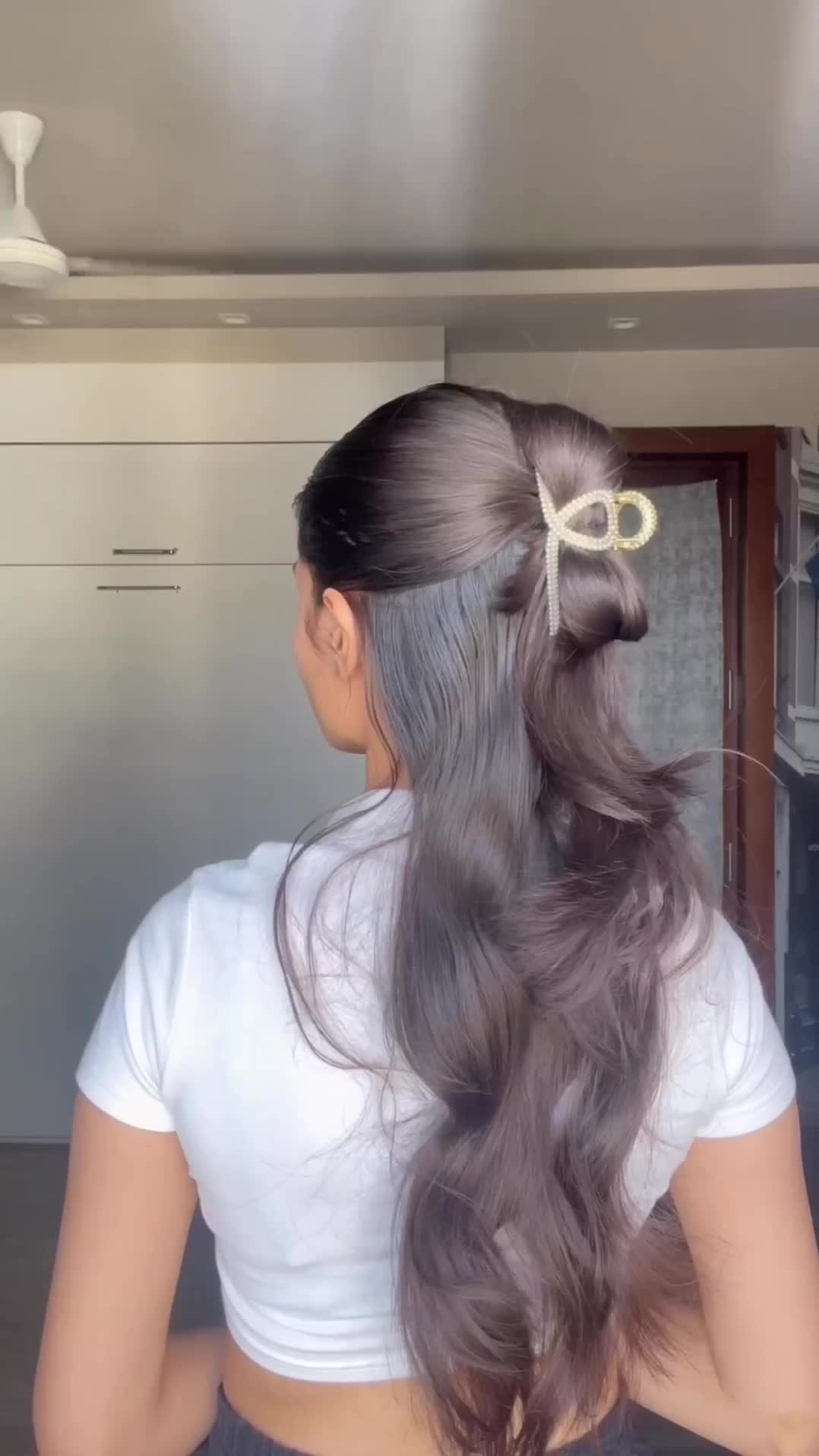 Claw clip hairstyle tutorial