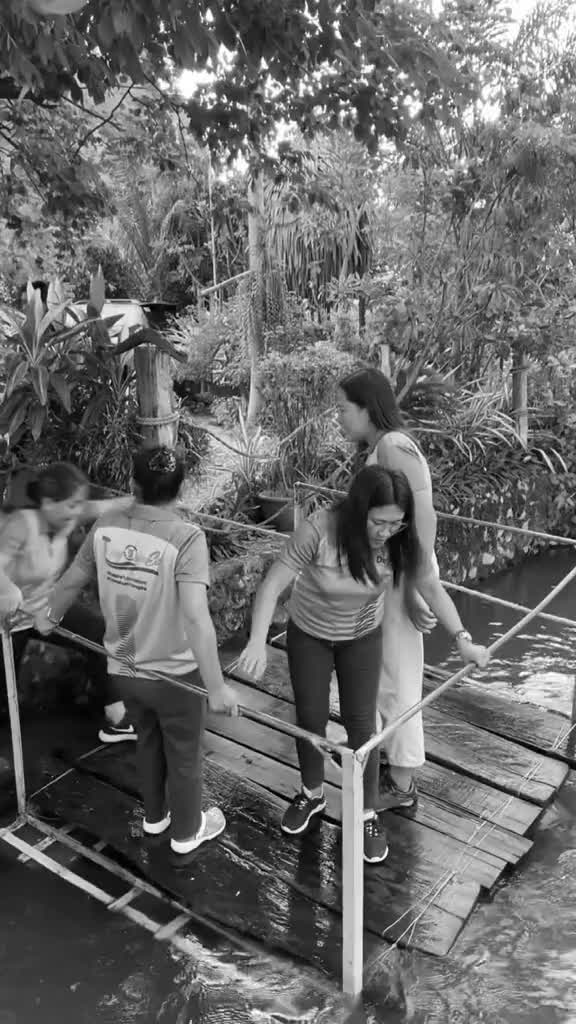 Mbak taylor liat nih ada Titanic di sungai