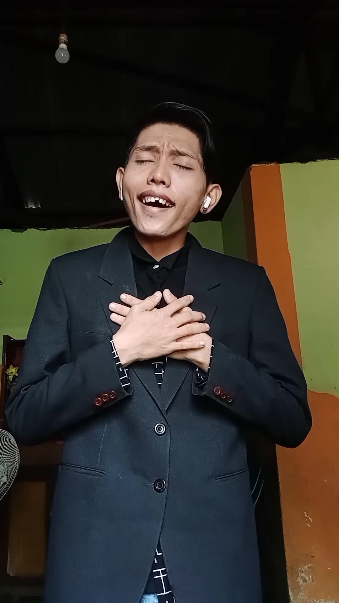 nama : edo saputra kota: palembang provinsi :sumatra selatan no hp wa:089617677825 pekerja: berjualan usaha kecil2 an 
