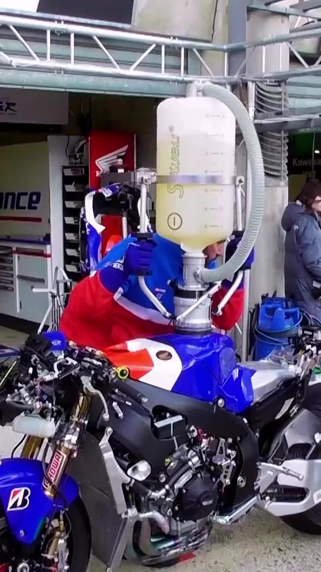 latihan isi bensin di pitstop