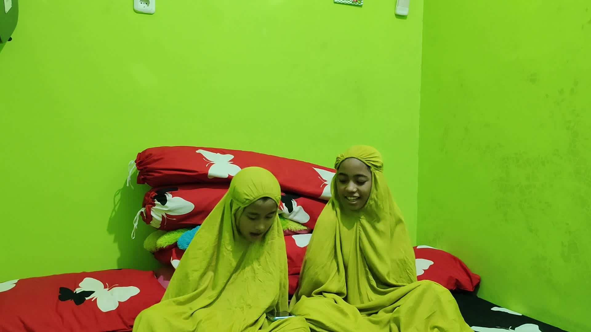 Cover senandung shoLawat sa'adah (Ramadhan) assaLamuaLaikum toLong bantu Love vote foLow share coment,,,ALim murdani x ALya friend...mksh...