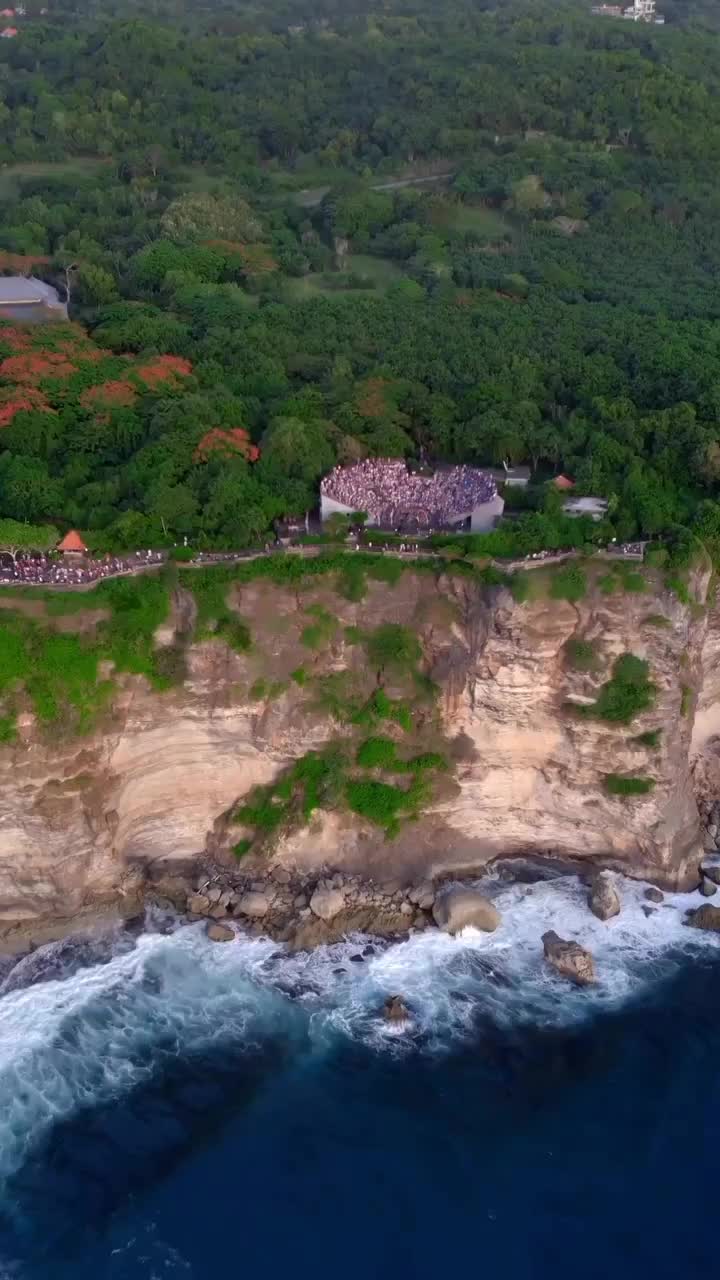 You won’t complete your Bali exploration without watching this spectacular Kecak Fire Dance Show in Pura Luhur Uluwatu 