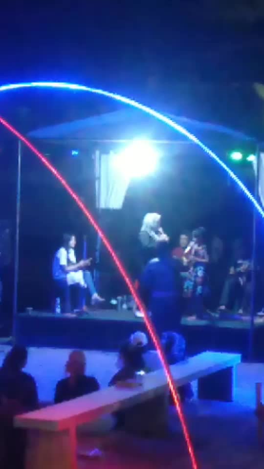 nyanyi di cafe Riverside Ketapang lgi yuk JENEIRO DAVANA