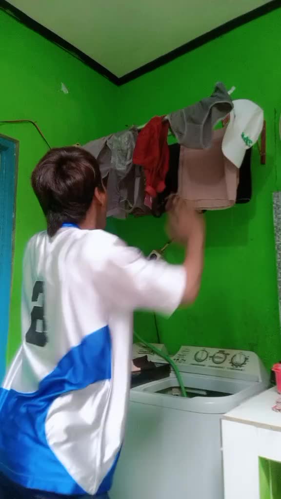 nyucinya jd terhibur😁