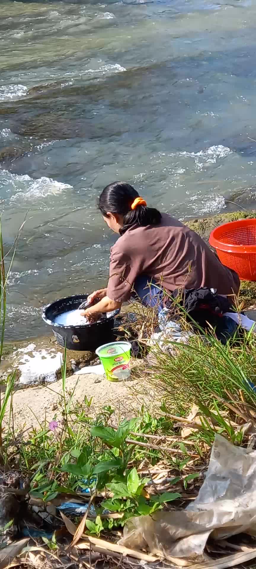 EMAK"CUCI  BAJU DI SUNGAI...