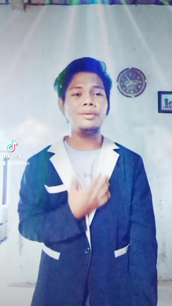 assalamualaikum perkenal kan nama saya ROLLAH dari kalimantan tengah kuala pebuang usia saya 20 