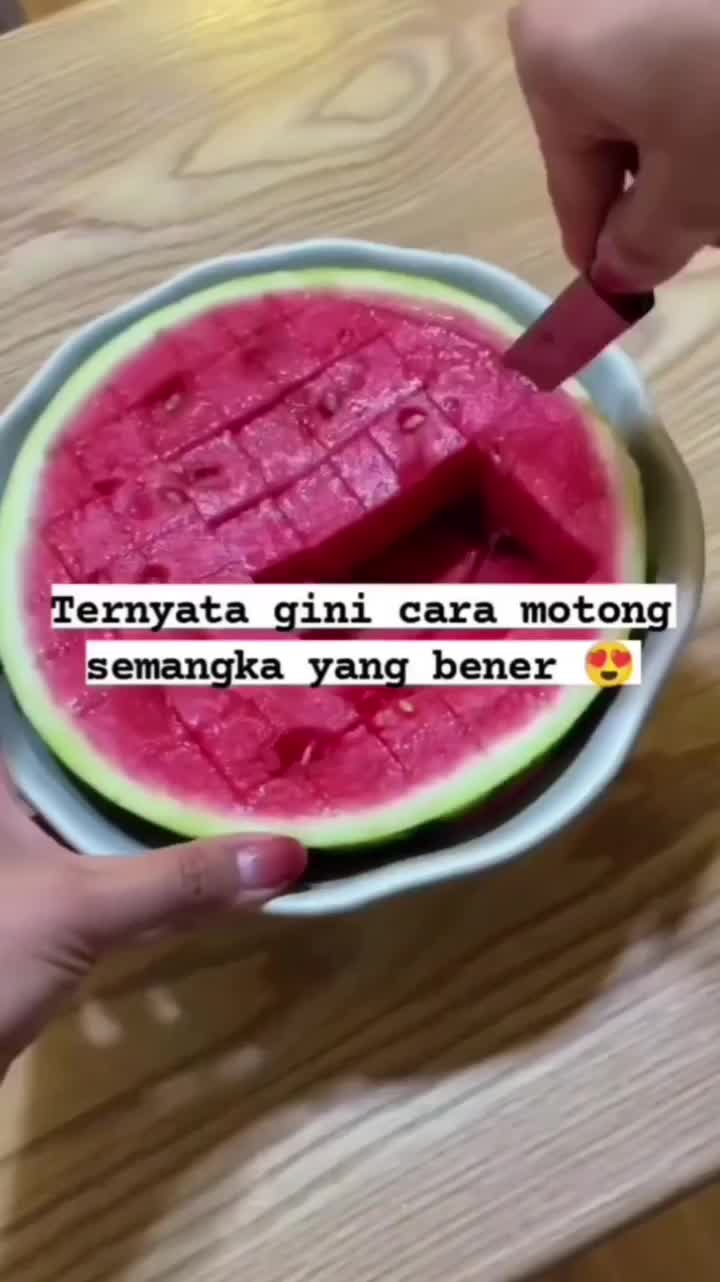 Cara Memotong Semangka Secara Praktis