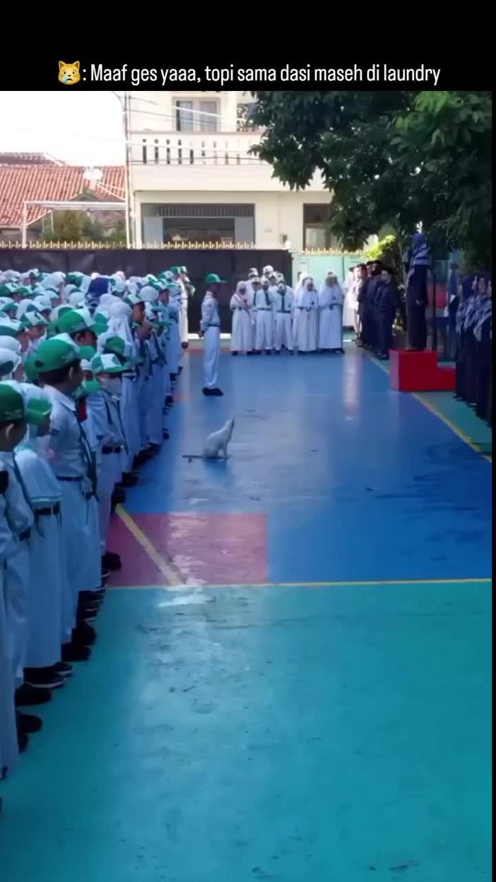 udah telat, gak bawa topi sama dasi lagi