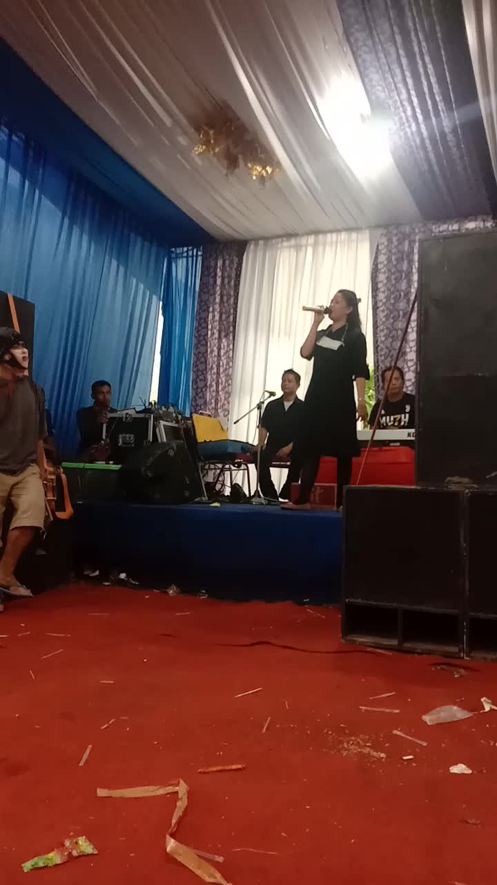 amelia umur 21 tinggal di depok