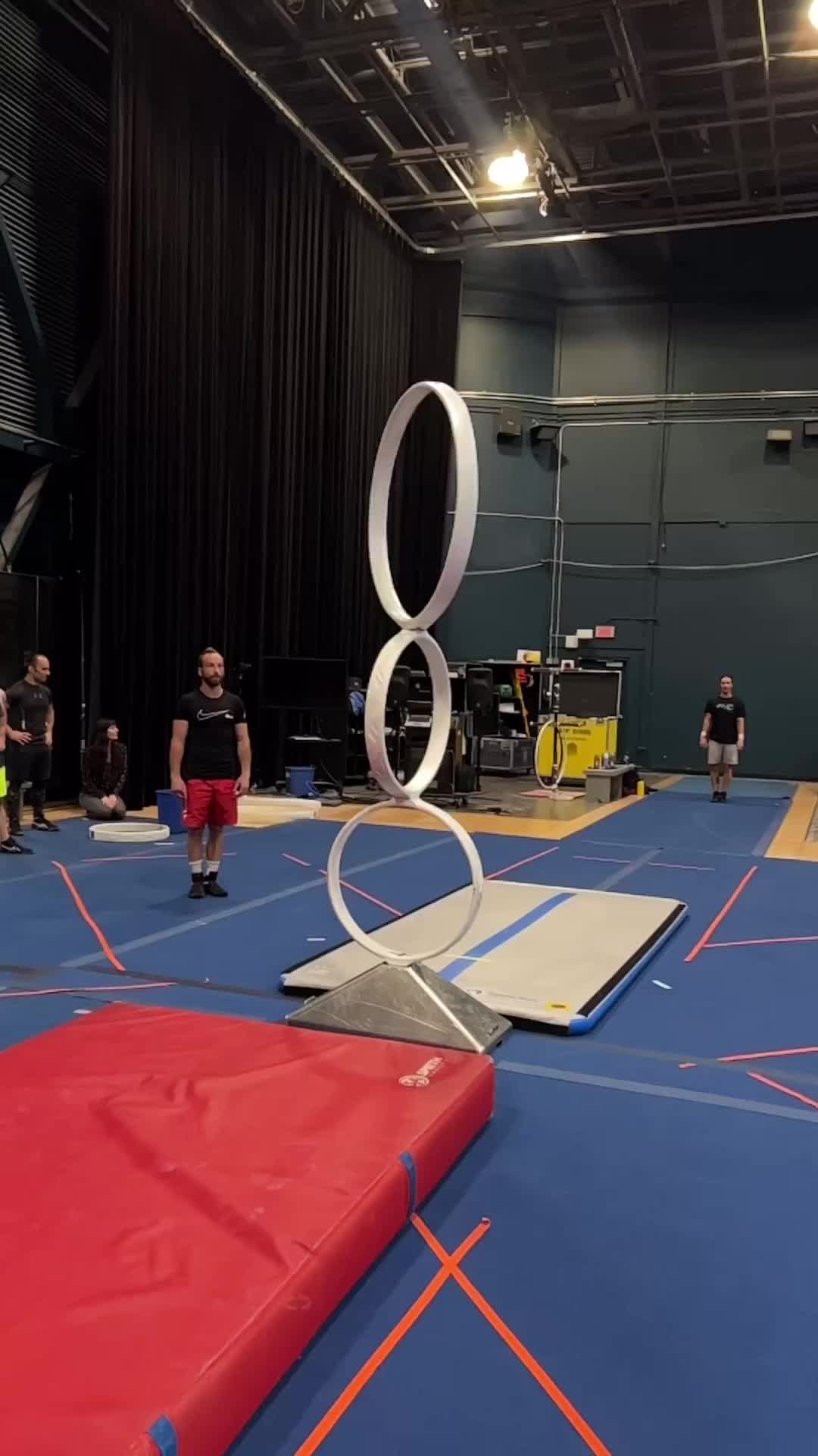 latihan pertunjukkan akrobat