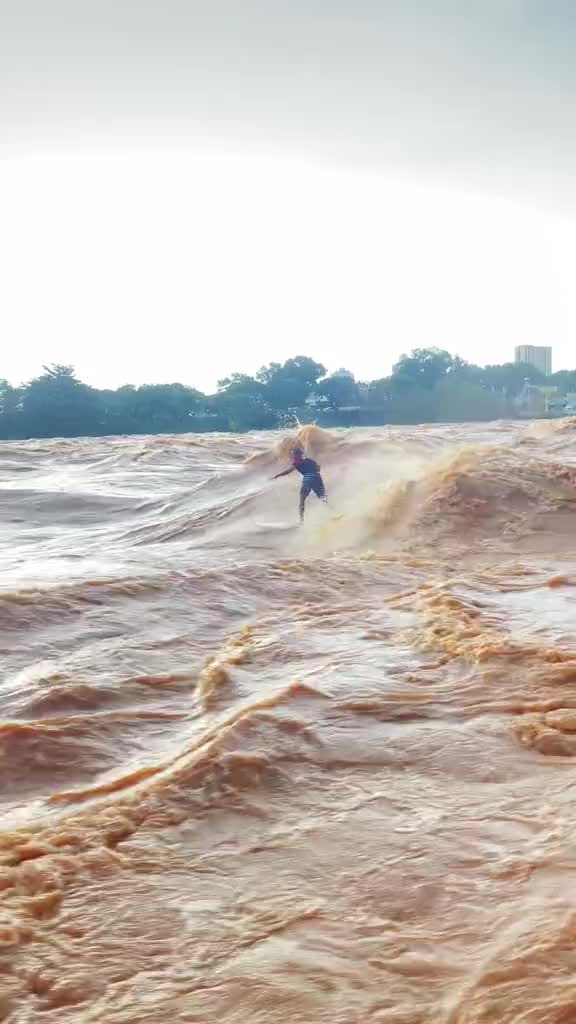 selancar di air keruh