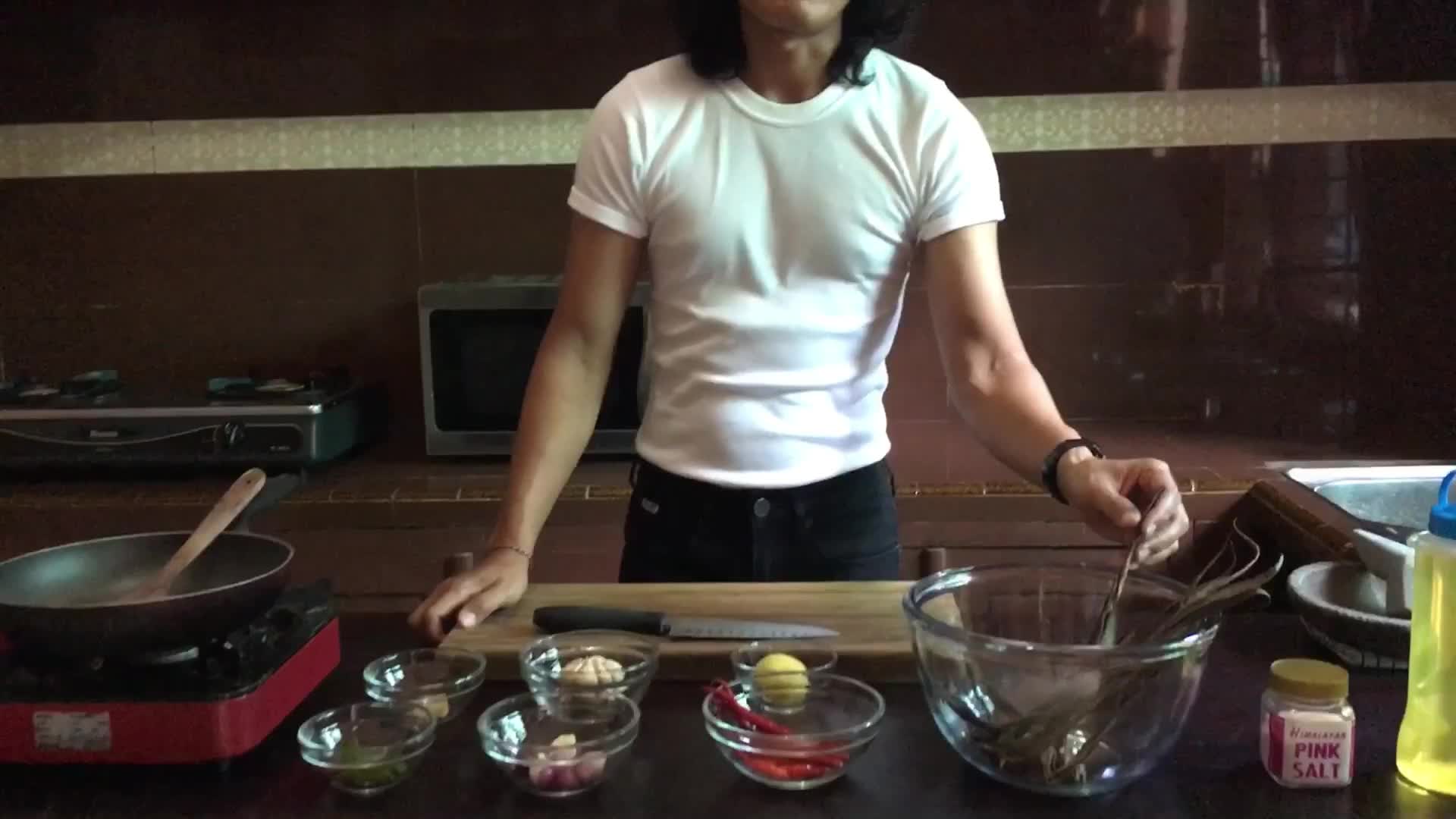 Belut Kering Sambal Pecah Bawang geprek
.
#onlineauditionmci8