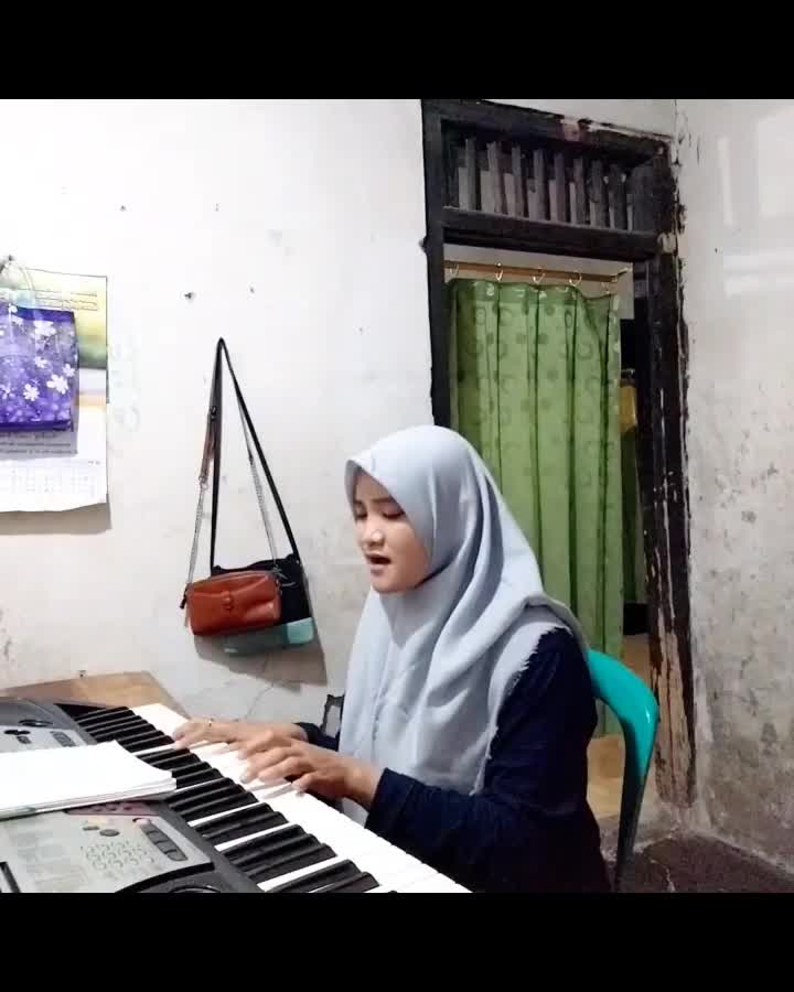 TheSingingBeeIndonesia_Khomzah Oktaviana_Talenta_(menyanyi) #audisionlinethesingingbeeindonesia