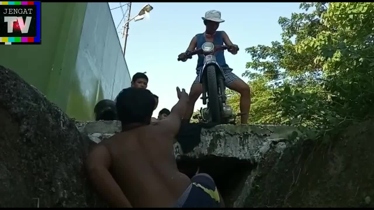 Jengat Tv komedi, sumatera Utara kota Medan, kalau kelihatan seperti di tabrak atau jatuh itu hanya peran dan pelan jatuhnya
