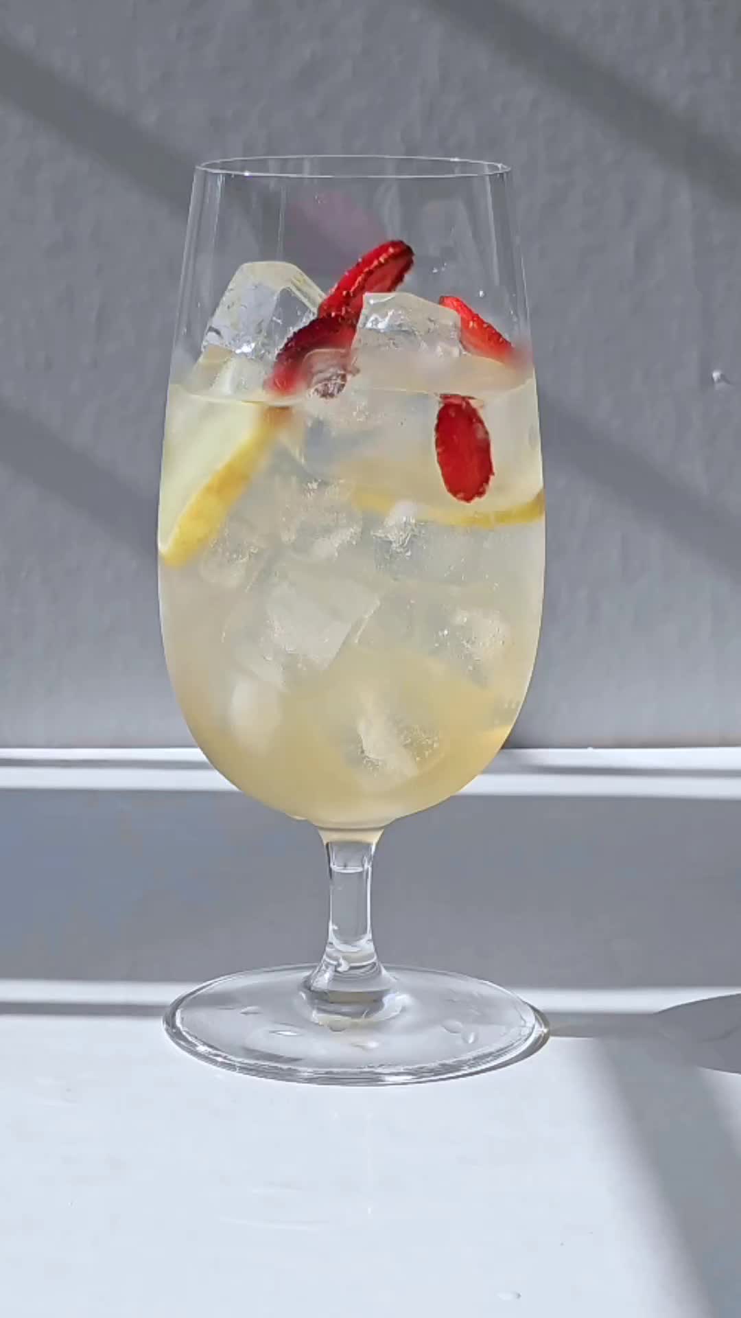 Cobain bikin strawberry lemonade yuu