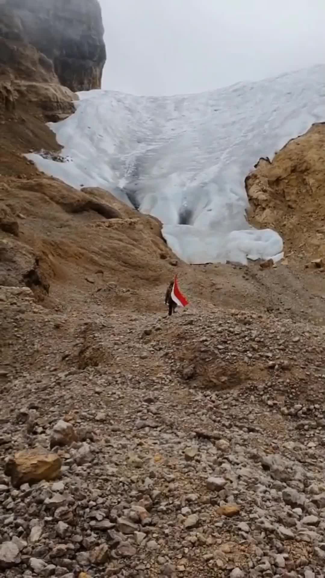   Es abadi Papua yang ‘tidak bisa diselamatkan’, salju terakhir di puncak Jayawijaya.