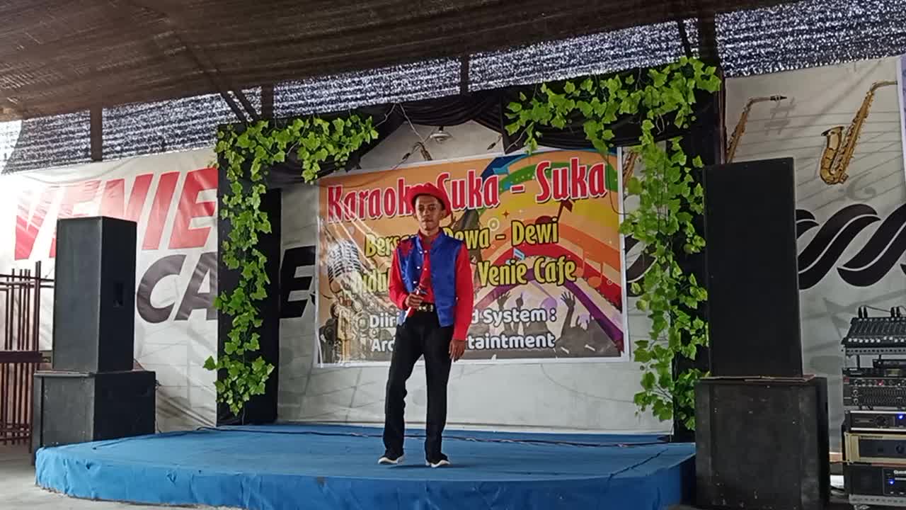 perkenalkan nama saya topik.umur saya 23 tahun.asal provinsi kalimantan barat,kota pontianak. judul lagu terhanyut dalam kemesraan 