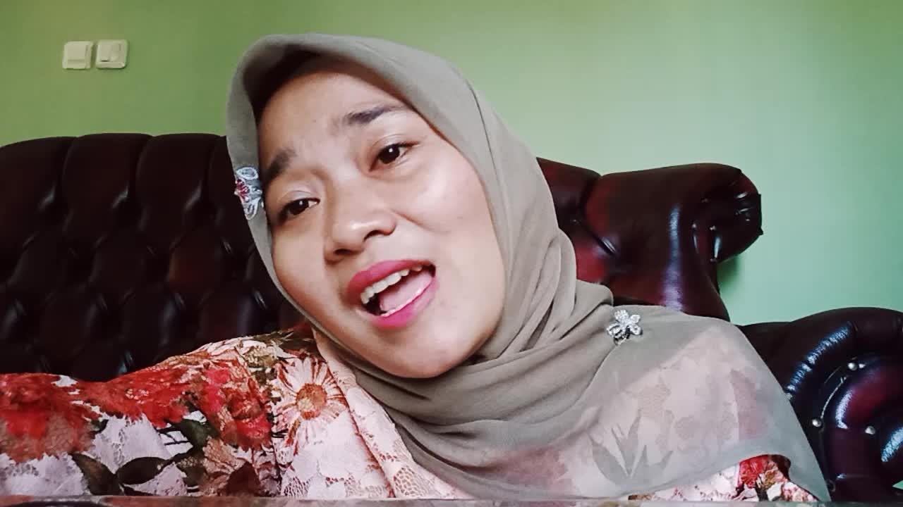 assalamualaiku.. salam kenal..  nama: Hilda lestari  usia: 30th kota asal: Bogor judul lagu: innal habibal Mustofa #voice