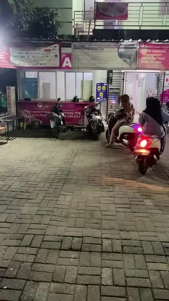 Ibu-Ibu Kalo Keluar Malem