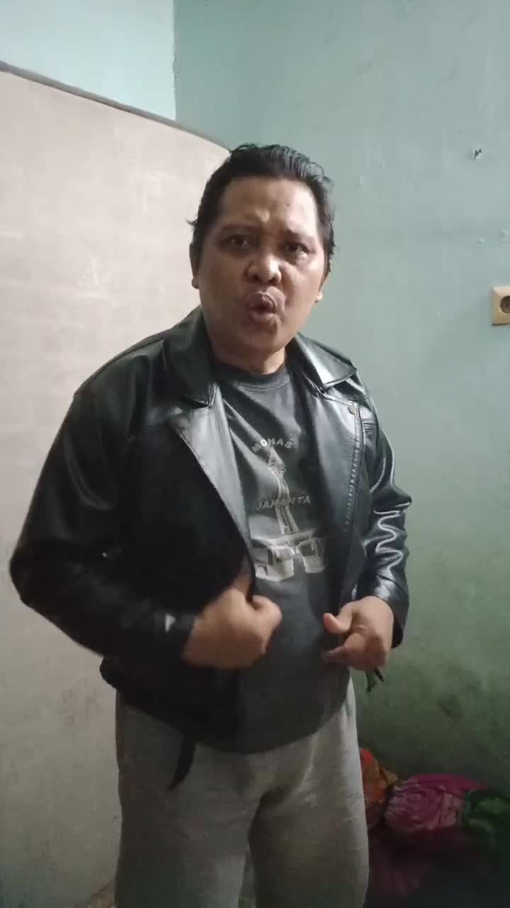 udah berwibawa eehhh diketawain...