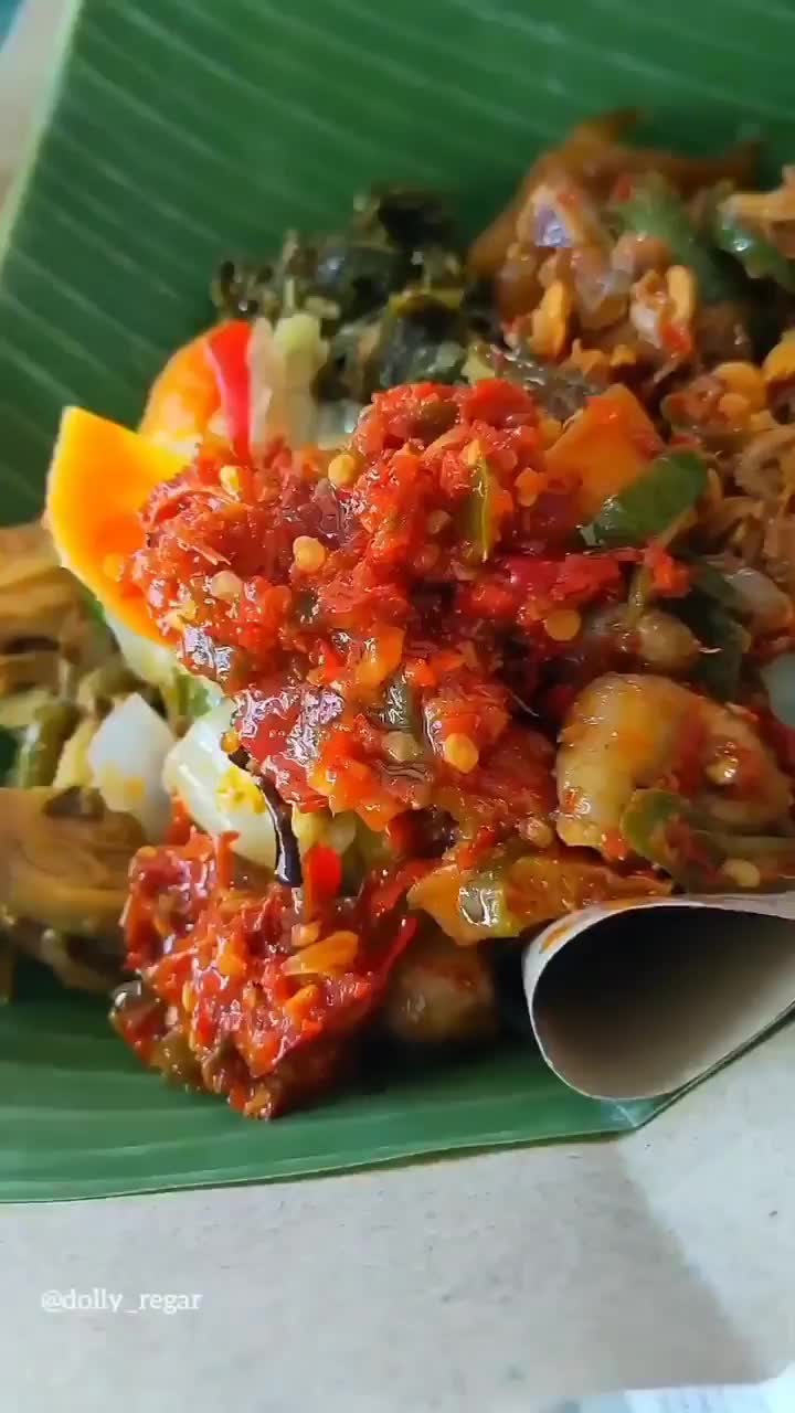 Wiiii..betumpahan lauk balado kentang ati rempelo, tumis kikil, & tauco kerang-nya di nasi campur panas2ku ni.