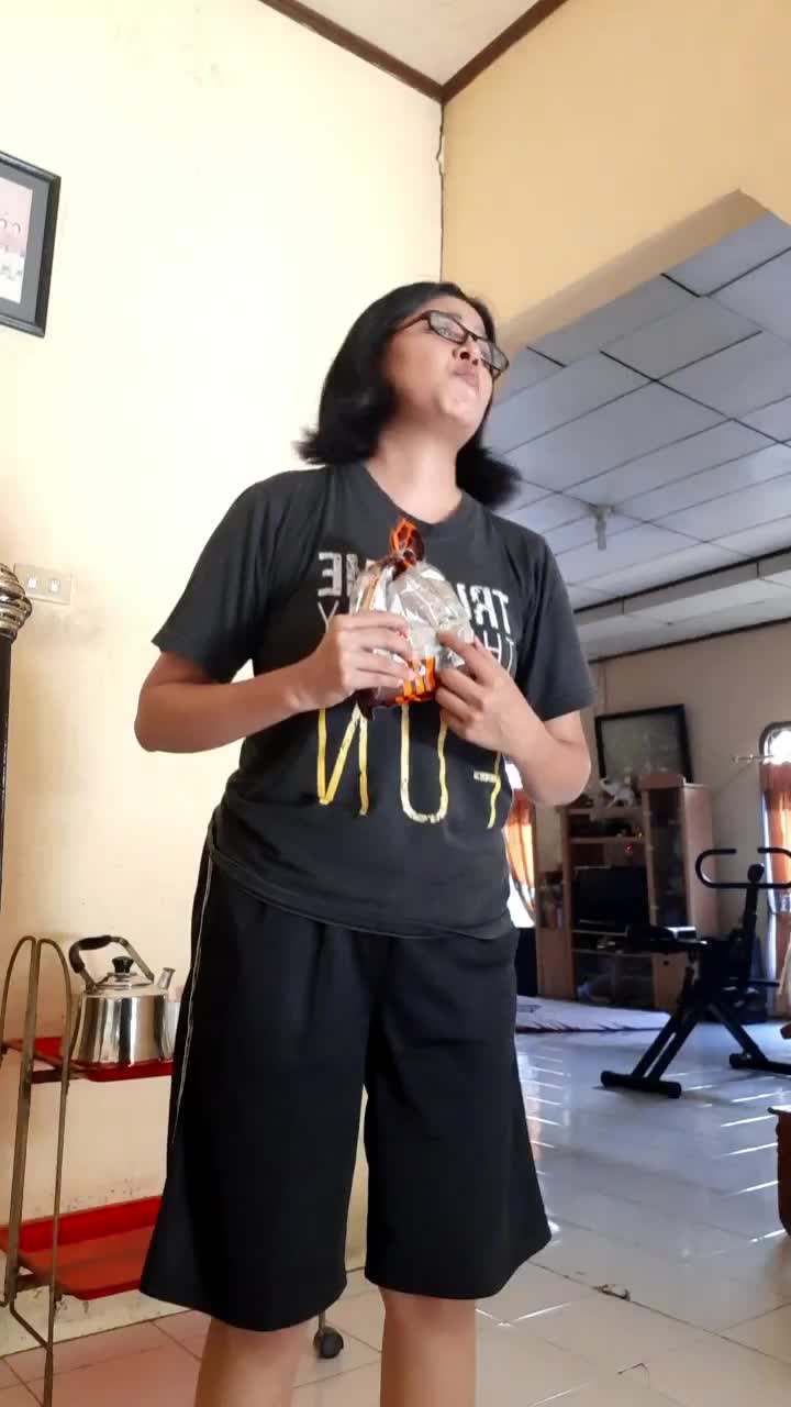tega kamu yaa makan wafer gak bilang2???
