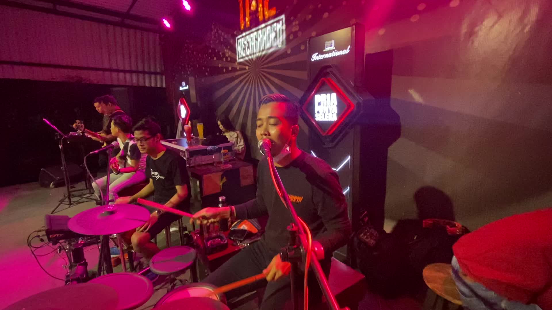 format band dangdut anak muda yang berani membawakan musik dangdut yang bisa diterima